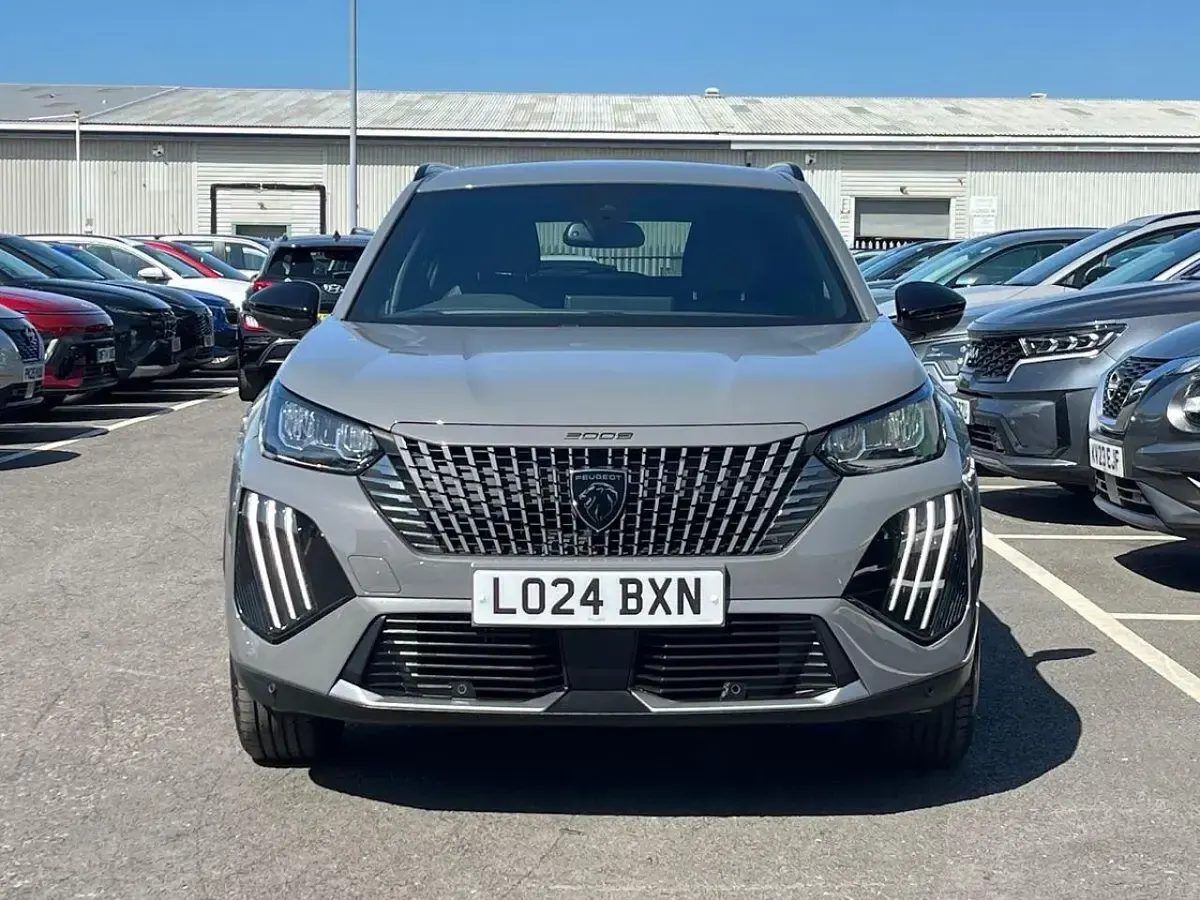 Usado Peugeot 2008 Allure 130 CV (95 kW) 2024 Gris SUV