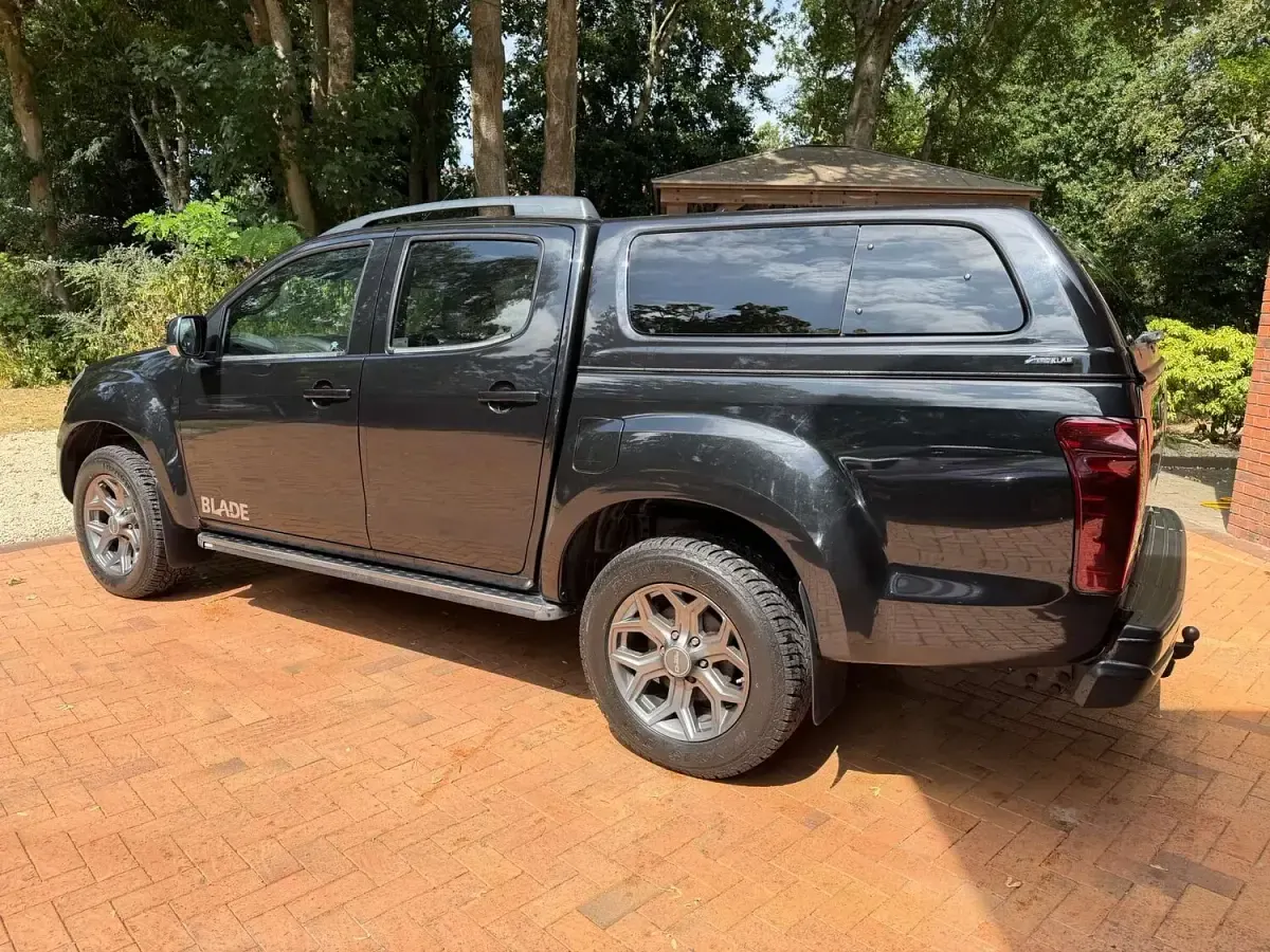 Used Isuzu D-Max 161 HP (118 kW) 2016 Black Pickup