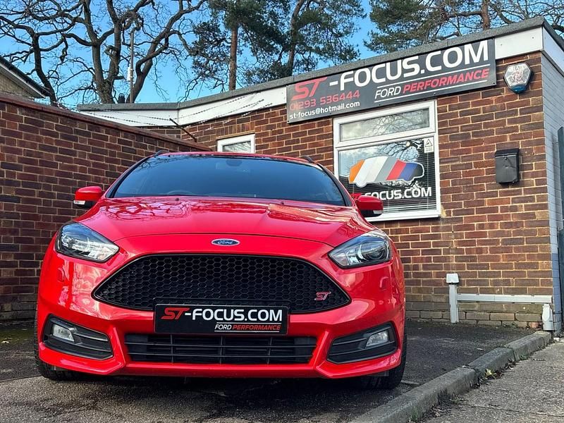 Used Ford Focus ST 250 HP (183 kW) 2017 Red Estate
