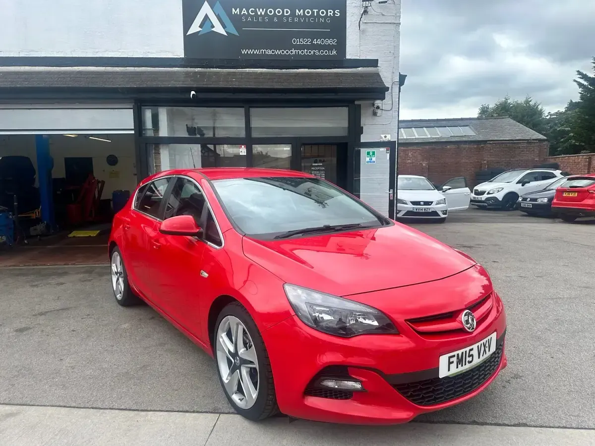 Used Vauxhall Astra Edition 140 HP (102 kW) 2015 Red Hatchback
