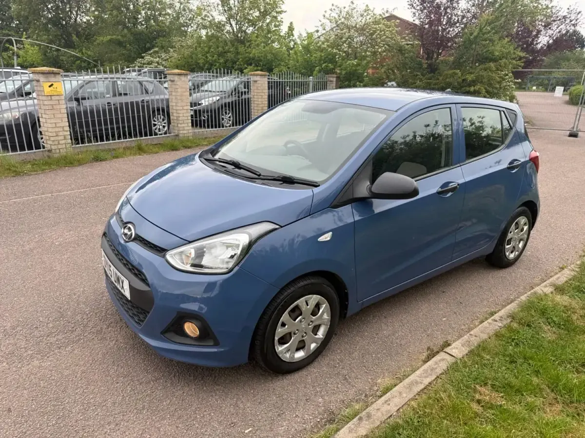 Gebraucht Hyundai i10 67 PS (49 kW) 2015 Blau Kleinwagen