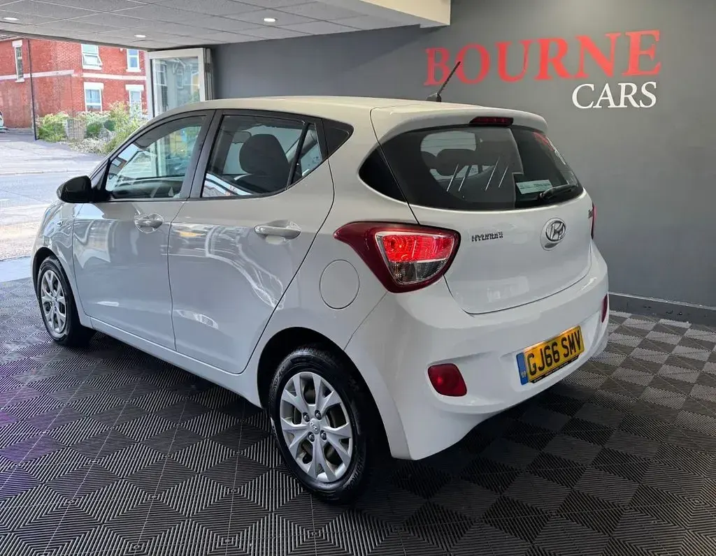 Used Hyundai i10 SE 66 HP (48 kW) 2016 White Hatchback