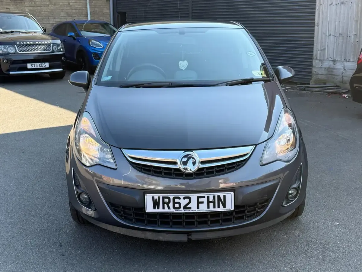 Usado Vauxhall Corsa 100 HP (73 kW) 2013 Cinzento Citadino
