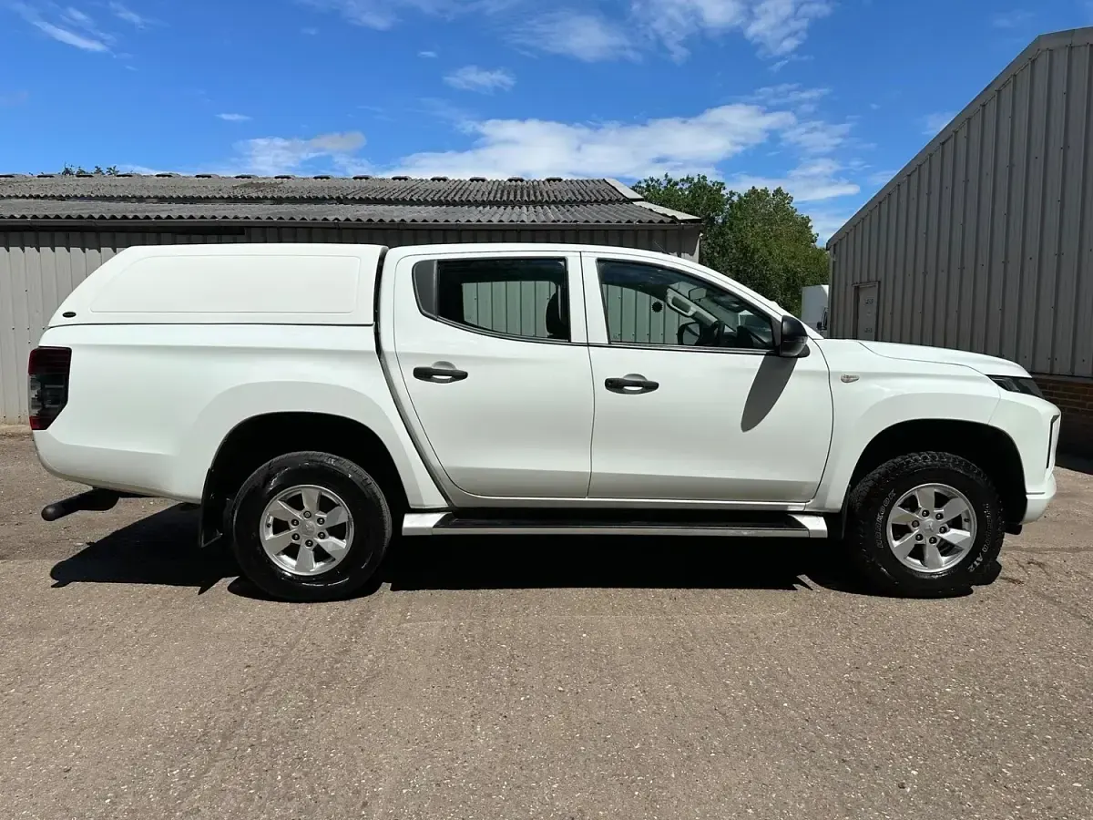Used Mitsubishi L200 150 HP (110 kW) 2020 White Pickup