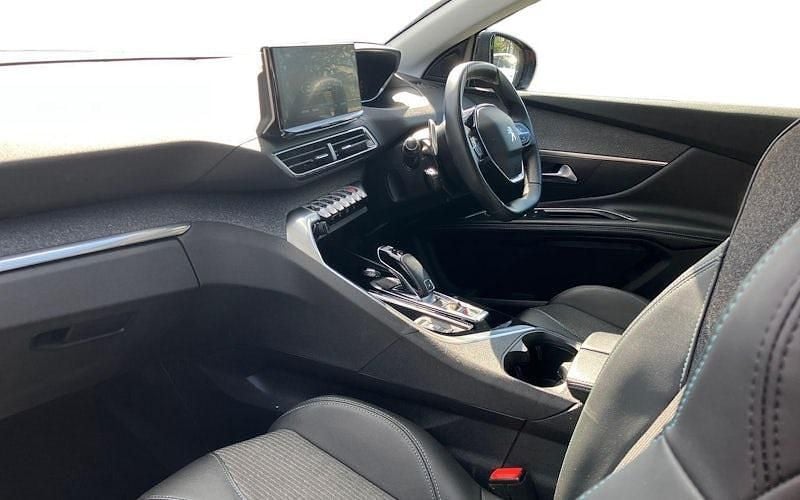 Used Peugeot 3008 Allure Premium 131 HP (96 kW) 2022 Red SUV