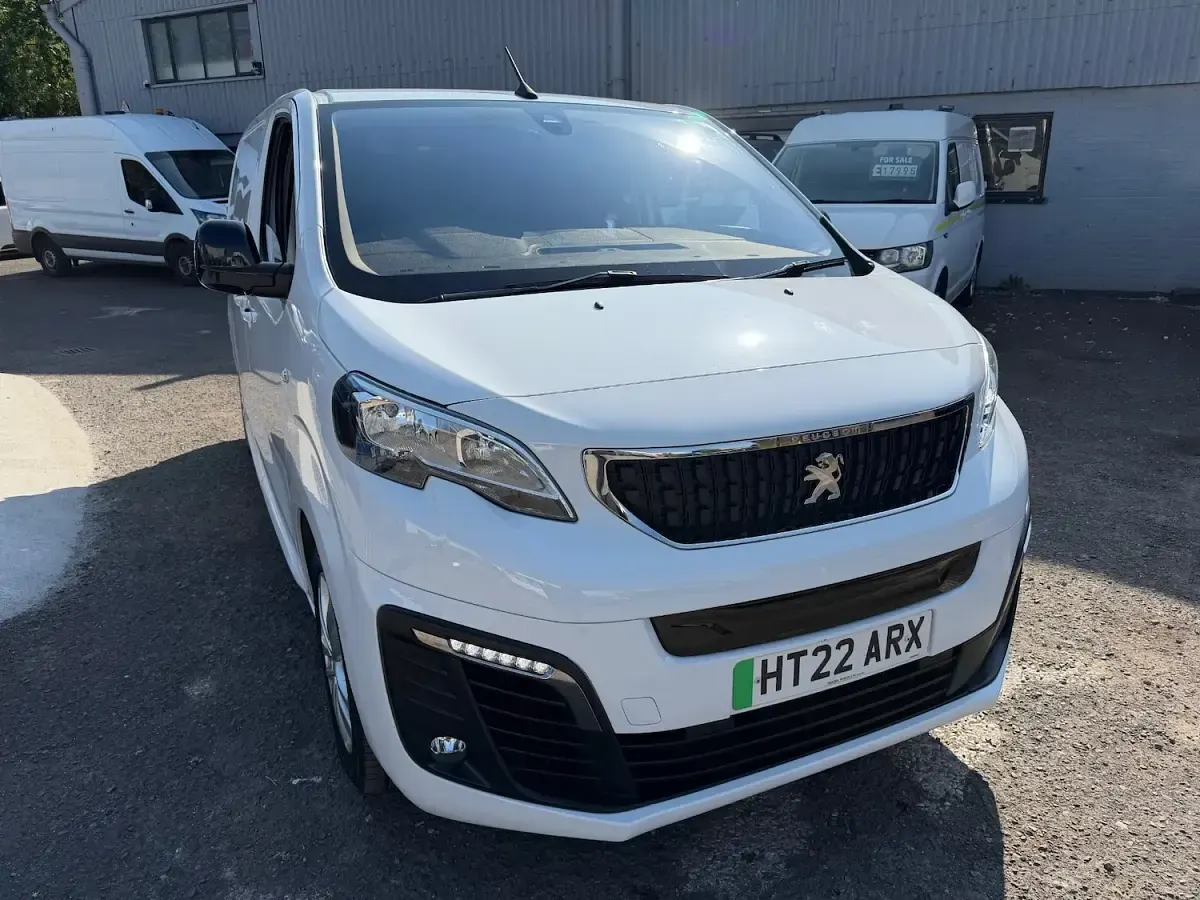 Used Peugeot e-Expert 100 kW (136 HP) 2022 White Van