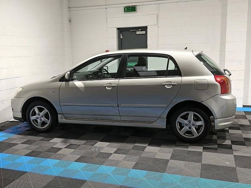 Usado Toyota Corolla T3 110 CV (80 kW) 2005 Plateado Utilitario