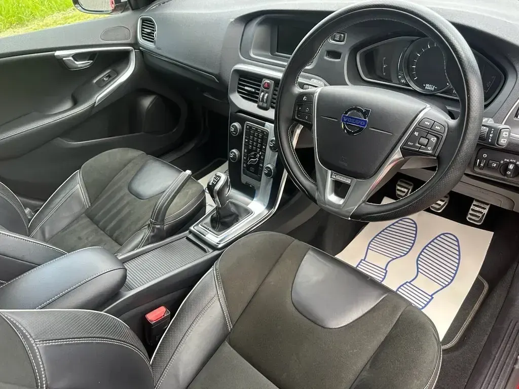 Used Volvo V40 R-Design 120 HP (88 kW) 2015 Red Hatchback