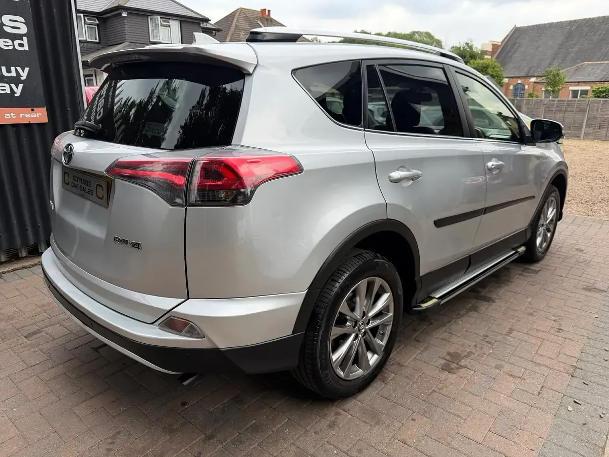 Used Toyota RAV4 143 HP (105 kW) 2016 Silver SUV