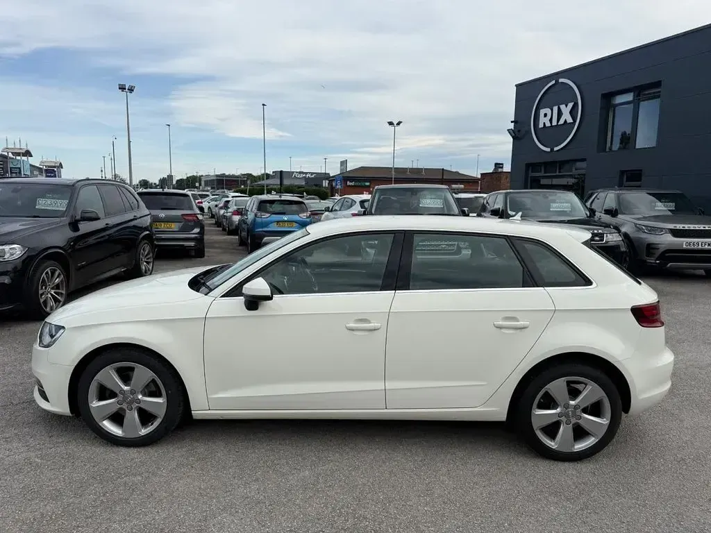 Used Audi A3 Sportback Sport 105 HP (77 kW) 2013 White Hatchback