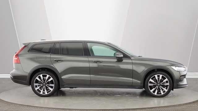 Used Volvo V60 CC 250 HP (183 kW) 2022 Estate