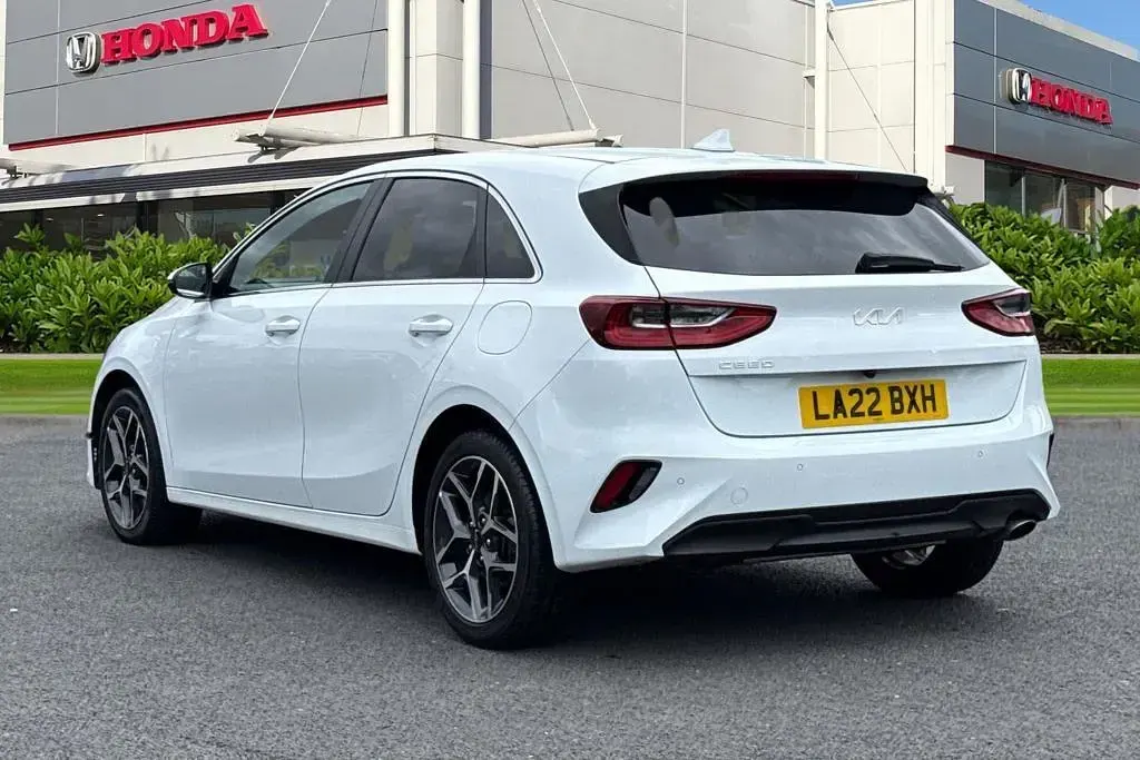 Used Kia Ceed 2022 White Hatchback
