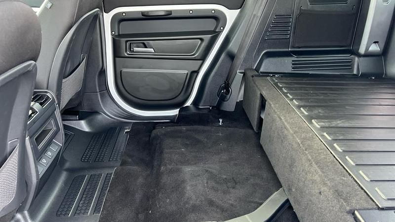 Used Land Rover Defender S 249 HP (183 kW) 2025 Solid  fuji white SUV