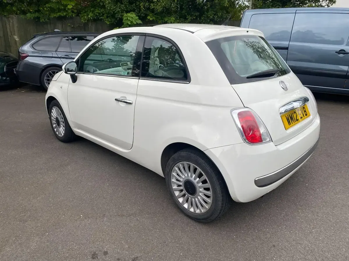Begagnad Fiat 500 Lounge 69 HK (50 kW) 2012 Vit Halvkombi
