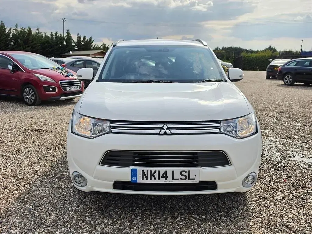 Used Mitsubishi Outlander P-HEV 2014 White Estate