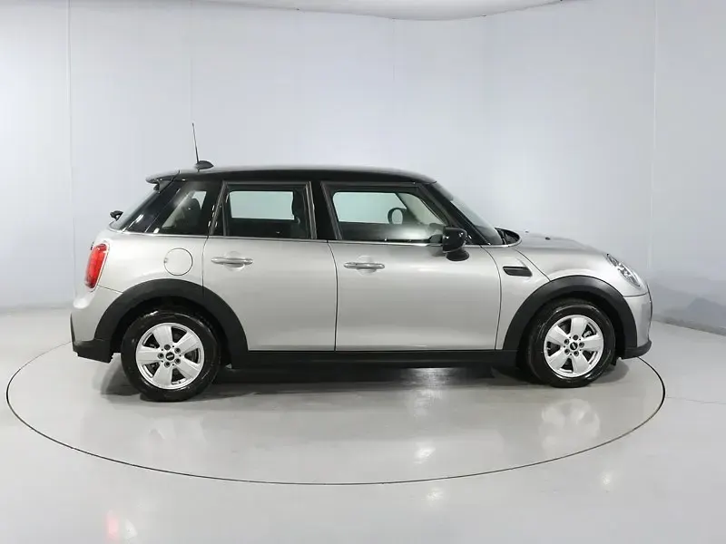 Usado Mini Cooper Classic 134 HP (98 kW) 2023 Prateado Citadino
