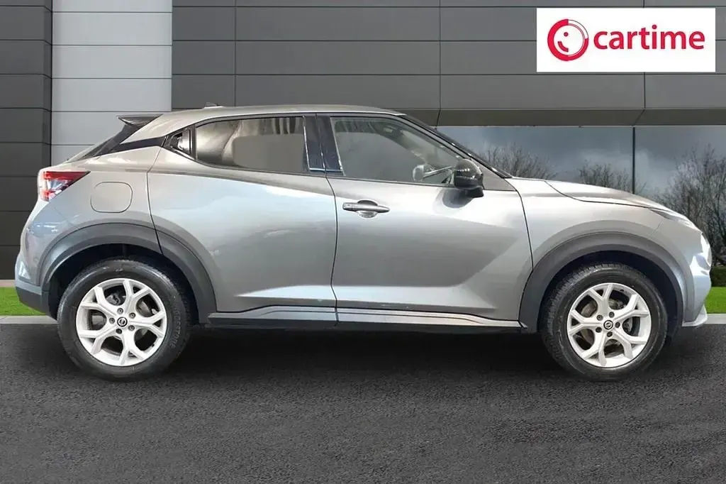 Usado Nissan Juke N-Connecta 114 HP (83 kW) 2022 Cinzento SUV