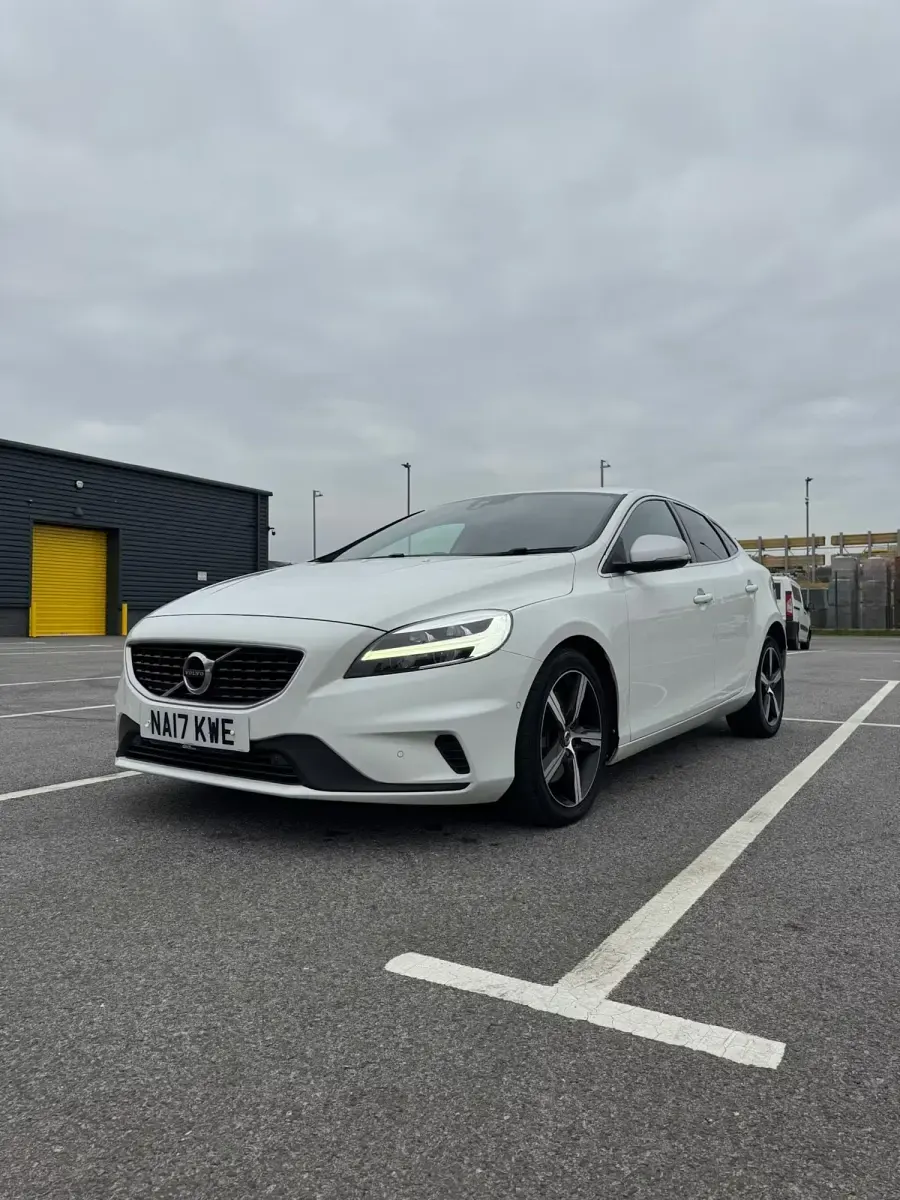 Begagnad Volvo V40 R-Design 190 HK (139 kW) 2017 Vit Halvkombi