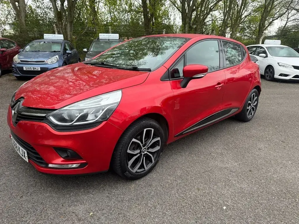 Used Renault Clio Play 90 HP (66 kW) 2018 Red Hatchback