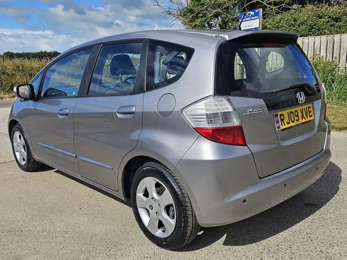 Used Honda Jazz ES 100 HP (73 kW) 2009 Silver Hatchback