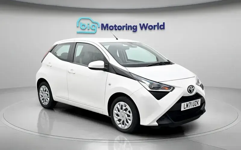 Usado Toyota Aygo X-play 72 HP (52 kW) 2021 Branco Citadino