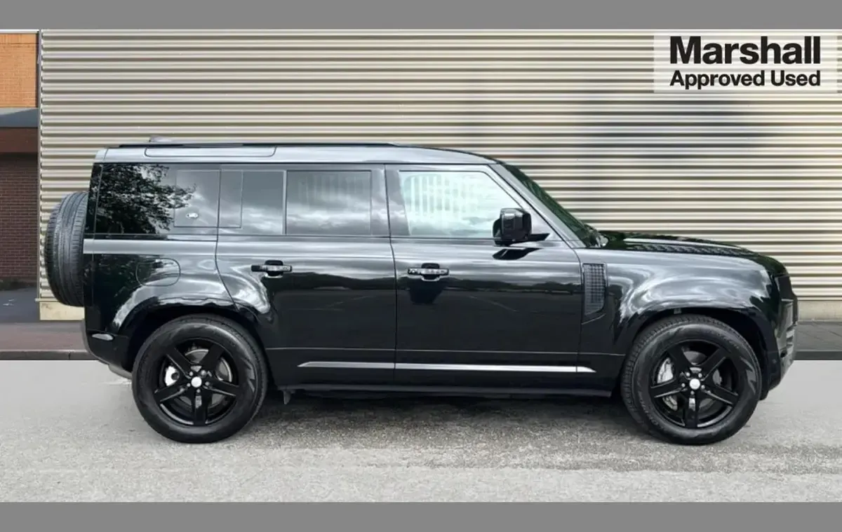 Begagnad Land Rover Defender Dynamic 300 HK (220 kW) 2023 Svart SUV