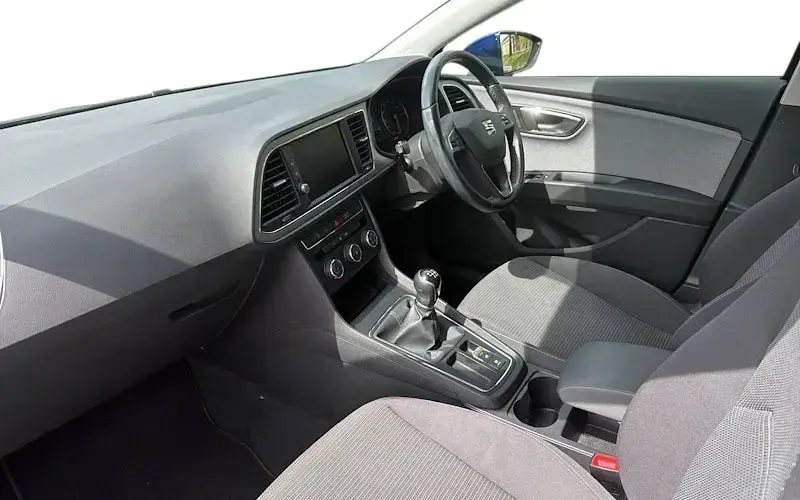 Used Seat Leon SE Dynamic 131 HP (96 kW) 2019 Blue Estate