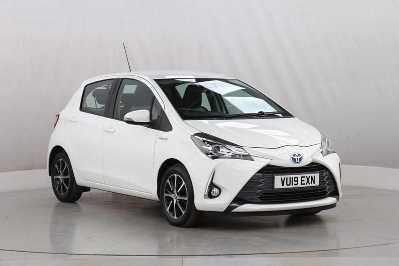 Used Toyota Yaris Hybrid 100 HP (73 kW) 2019 White Hatchback