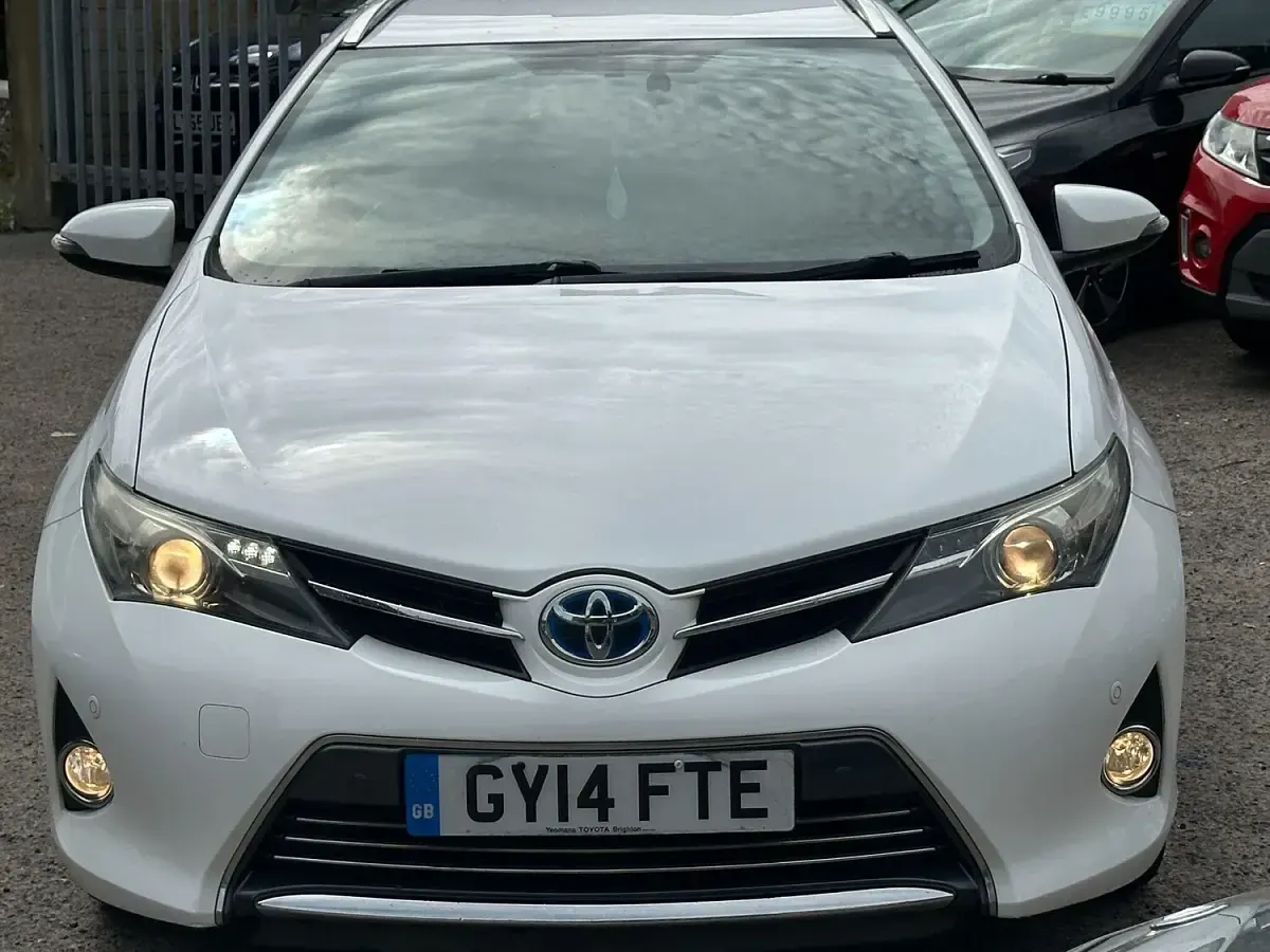 Used Toyota Auris Hybrid 2014 White Estate