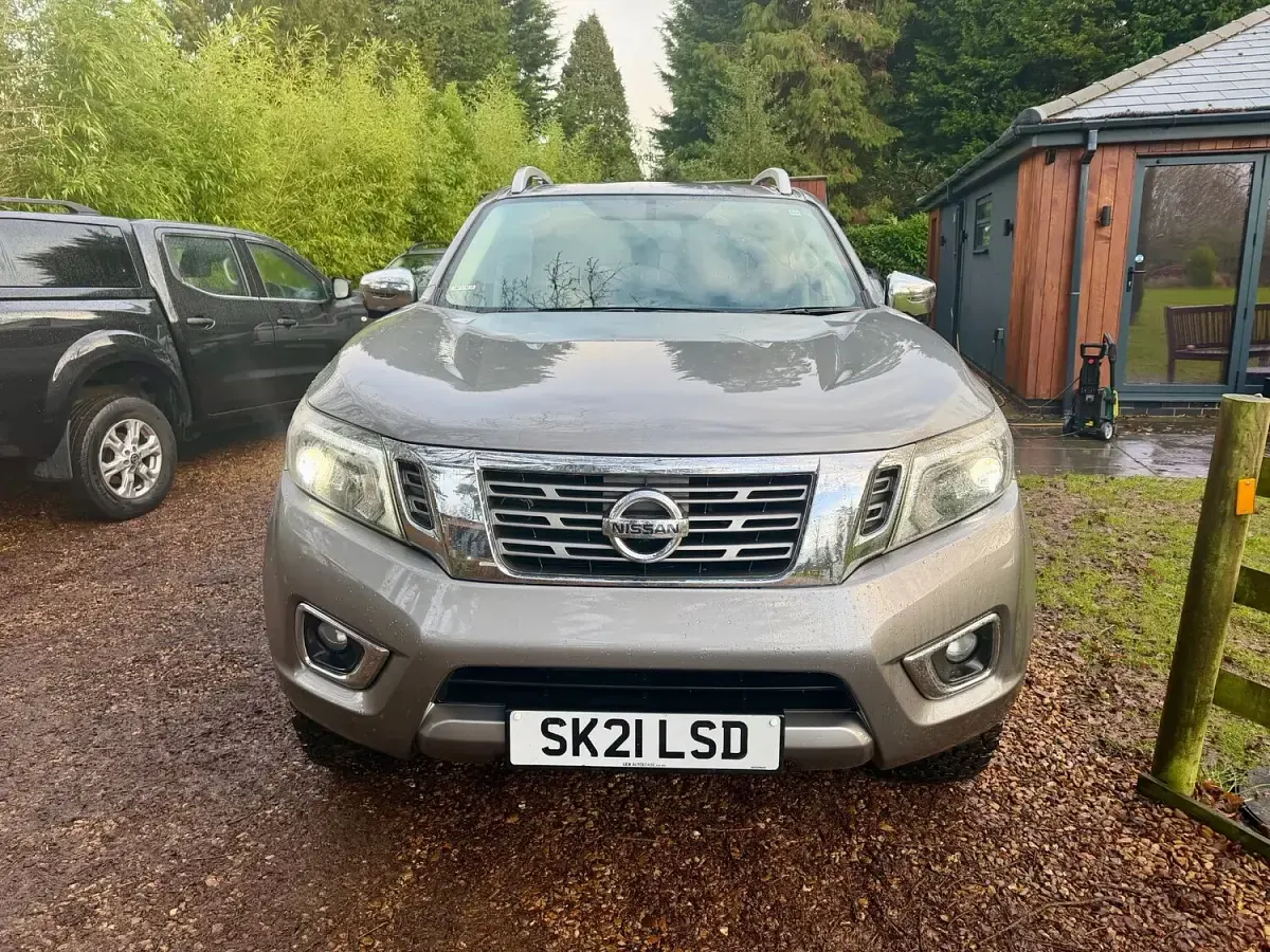 Usado Nissan Navara Tekna 190 CV (139 kW) 2021 Gris Pickup/Camioneta