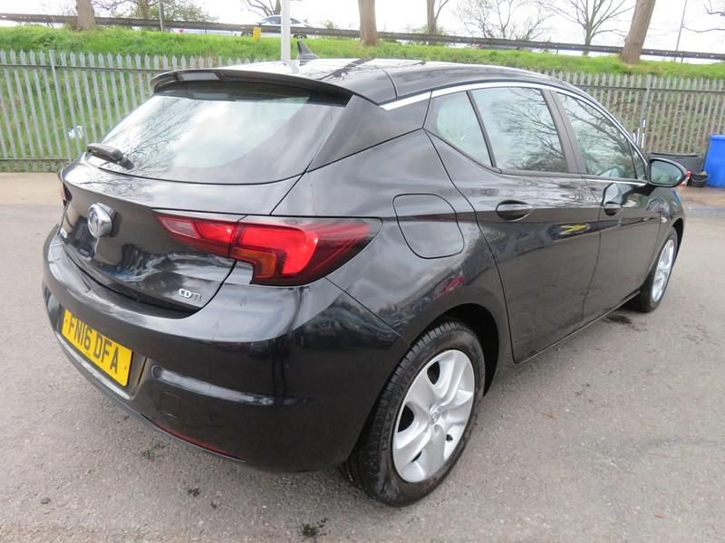 Second-hand Vauxhall Astra 110 CP (80 kW) 2016 Negru Hatchback