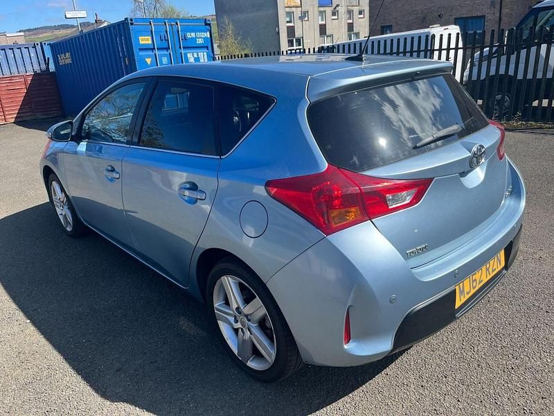 Used Toyota Auris 132 HP (97 kW) 2013 Blue Hatchback