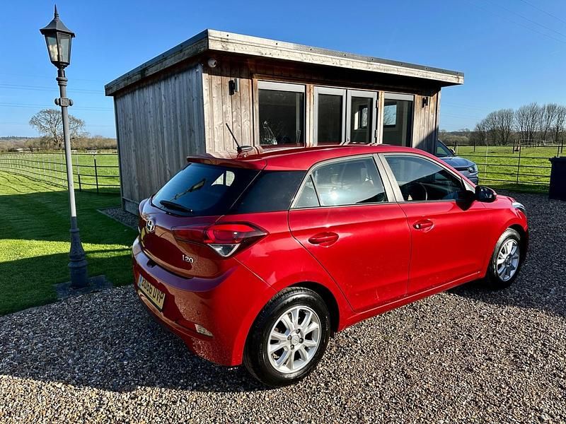 Used Hyundai i20 SE 84 HP (61 kW) 2016 Red Hatchback
