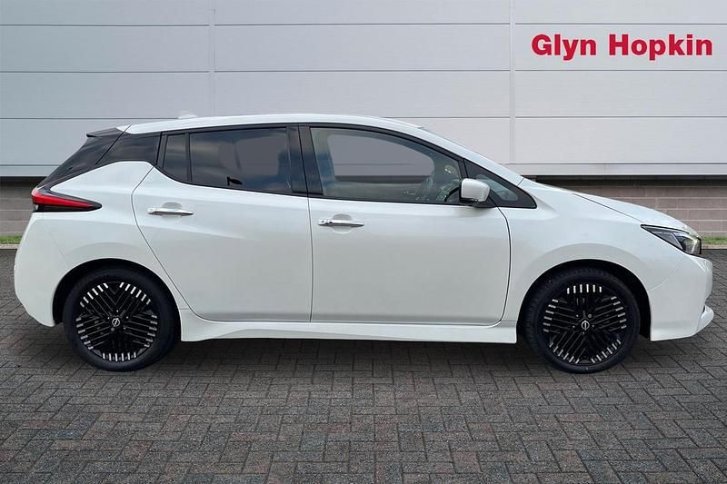 Used Nissan Leaf N-Connecta 110 kW (150 HP) 2022 White Hatchback