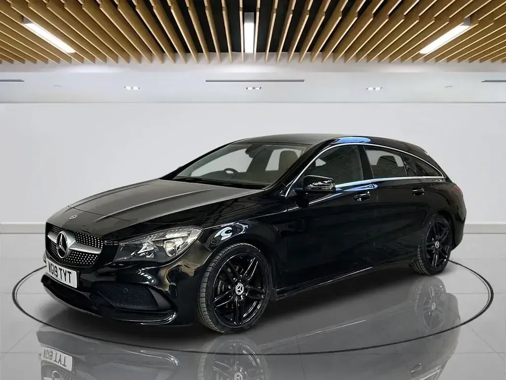 Begagnad Mercedes CLA200 AMG line 2019 Svart Kombi