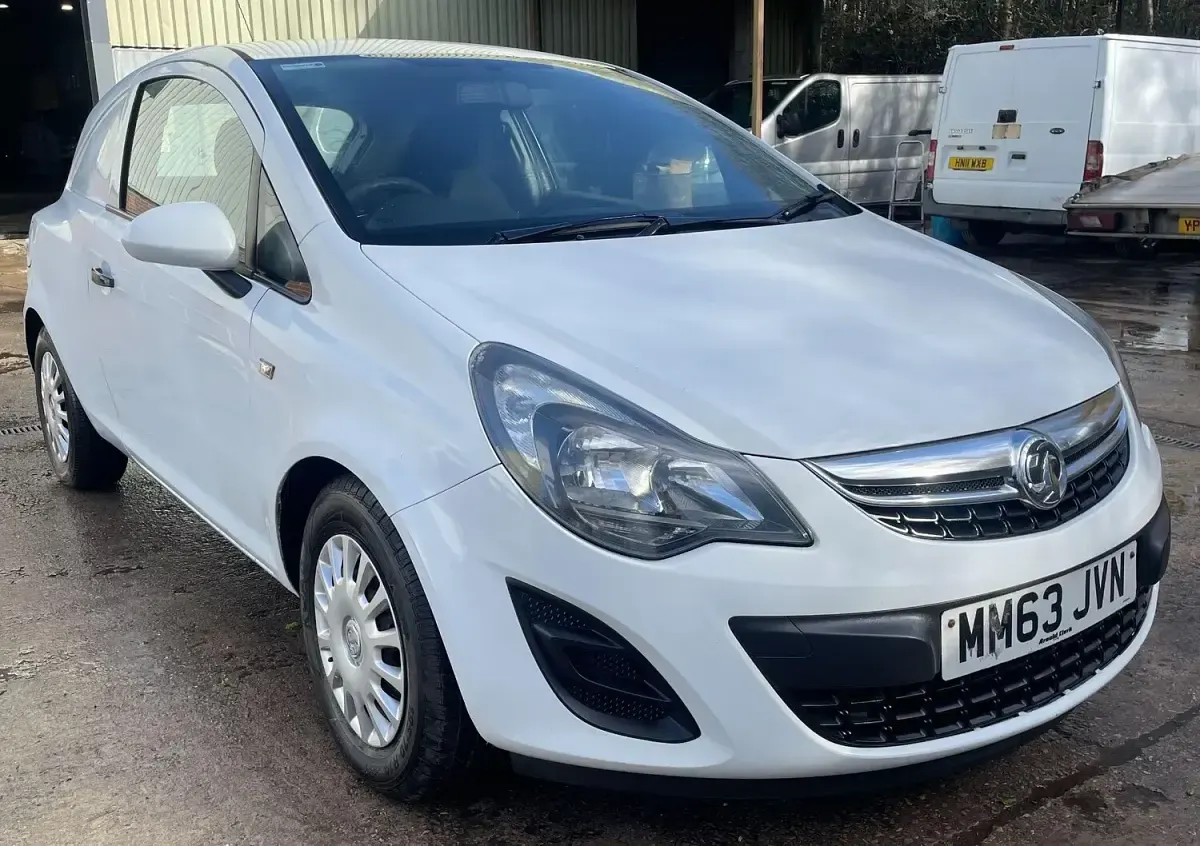 Used Vauxhall Corsa 74 HP (54 kW) 2013 White Hatchback