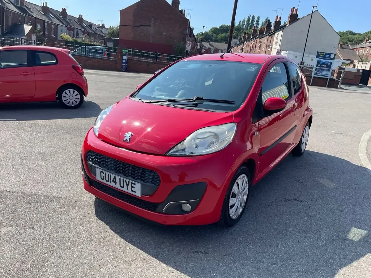 Used Peugeot 107 Active 68 HP (50 kW) 2014 Red Hatchback