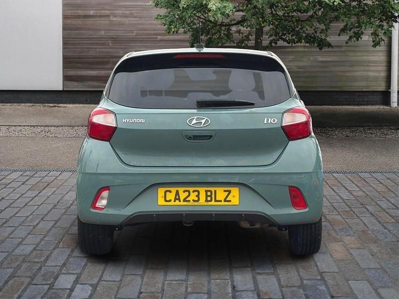 Used Hyundai i10 Premium 67 HP (49 kW) 2023 Green Hatchback