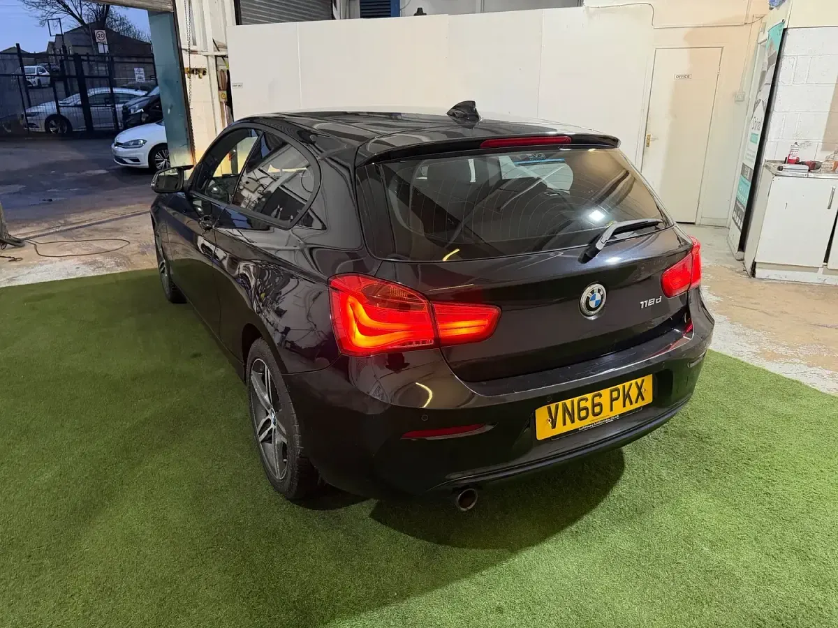 Używany BMW 118 Sport Line 150 KM (110 kW) 2016 Czarny Hatchback