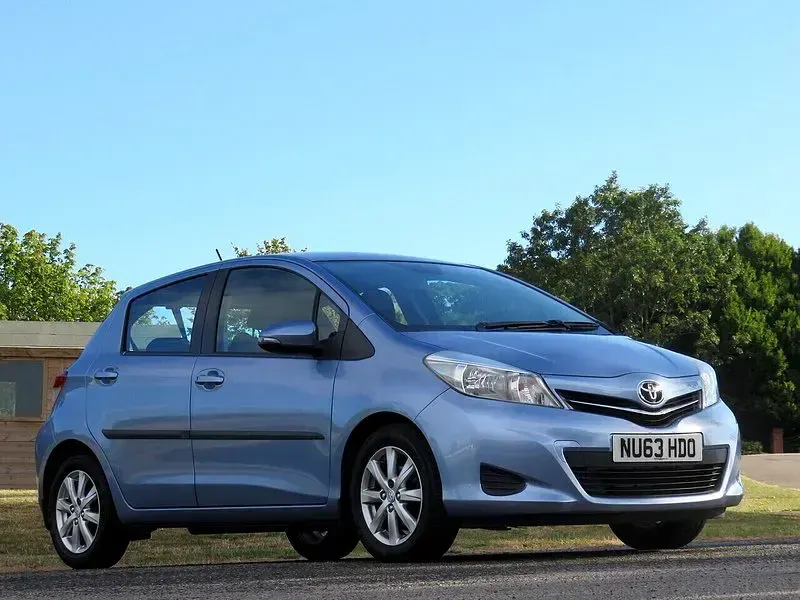 Used Toyota Yaris 99 HP (72 kW) 2013 Blue Hatchback