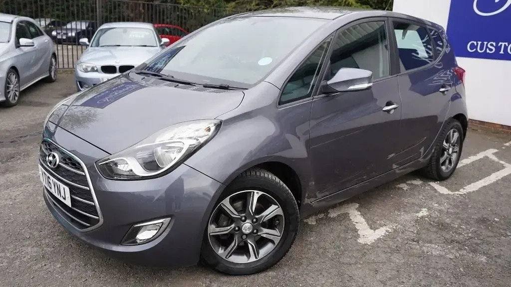 Usado Hyundai ix20 SE 90 CV (66 kW) 2016 Gris Utilitario