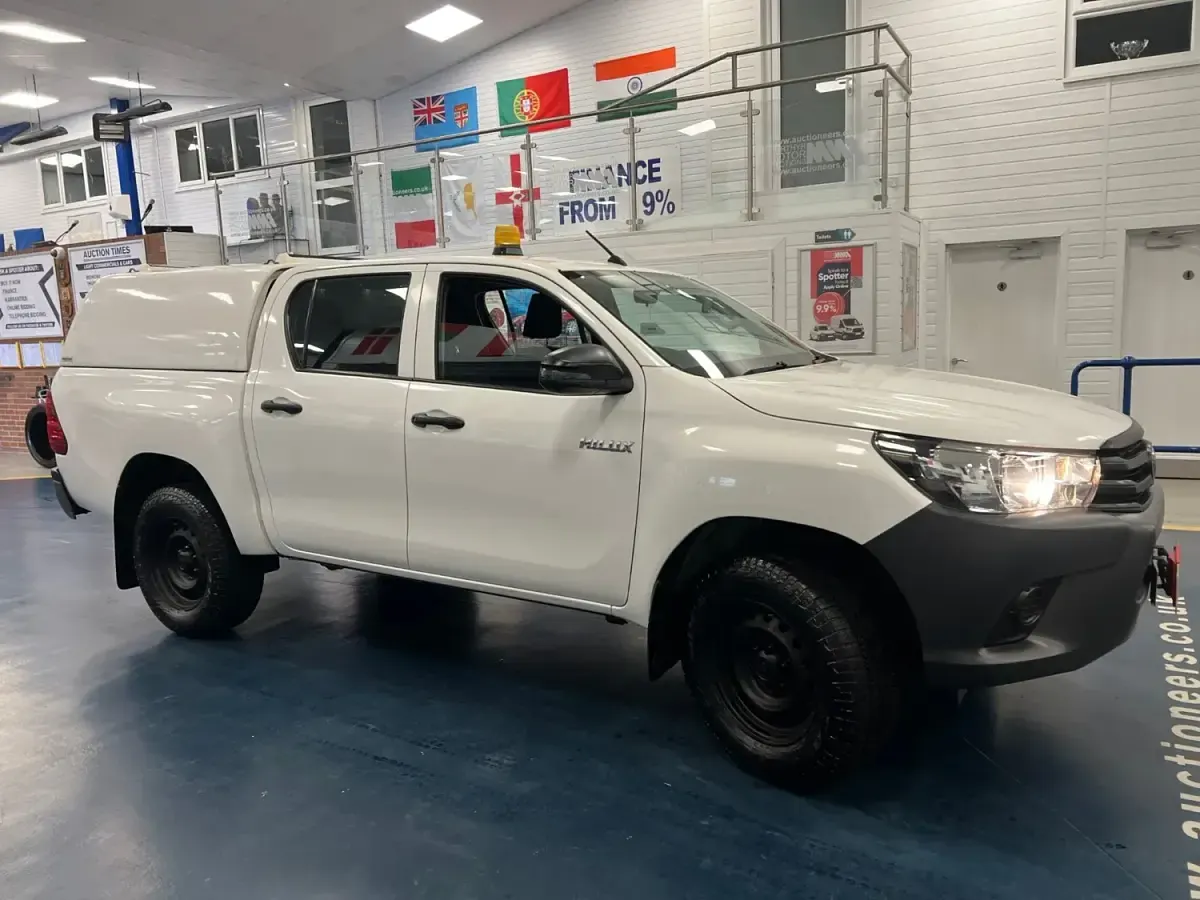 Used Toyota HiLux Active 150 HP (110 kW) 2019 White Pickup
