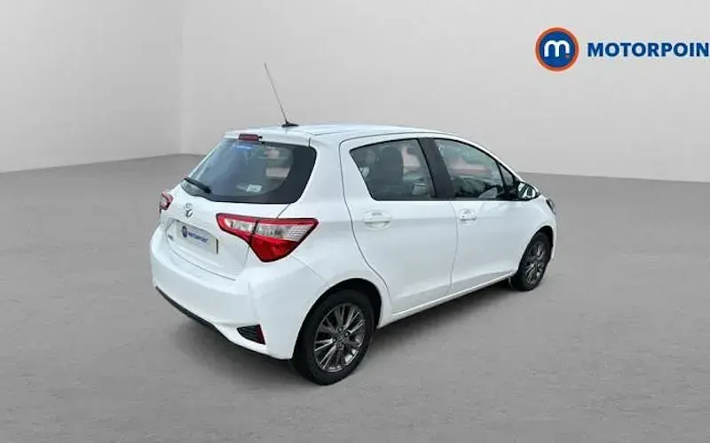 Used Toyota Yaris 111 HP (81 kW) 2019 White Hatchback