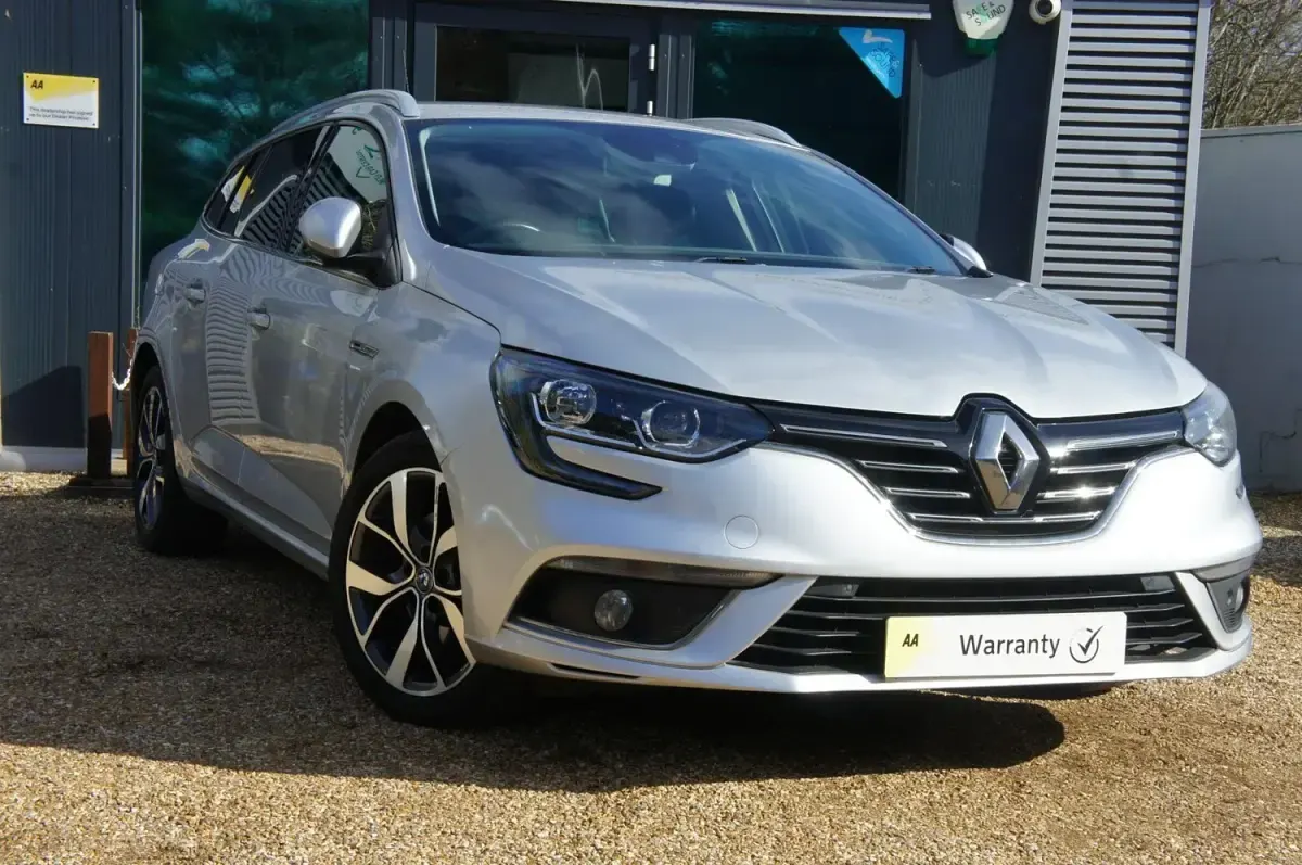 Usado Renault Mégane GrandTour Dynamique 130 HP (95 kW) 2017 Prateado Carrinha