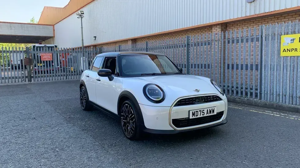 Begagnad Mini Cooper Hatch 113 kW (154 HK) 2025 Vit Halvkombi