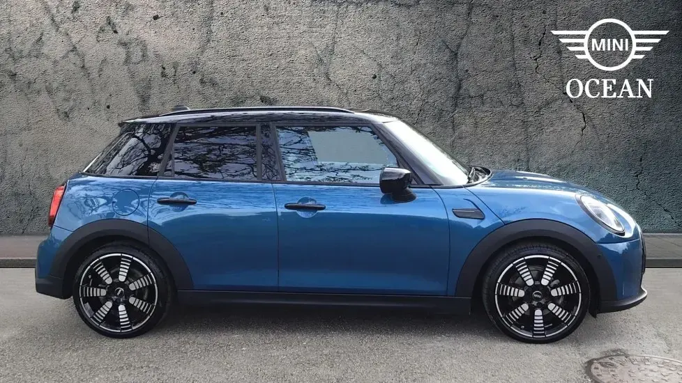 Usado Mini Cooper Exclusive 134 CV (98 kW) 2024 Azul Utilitario