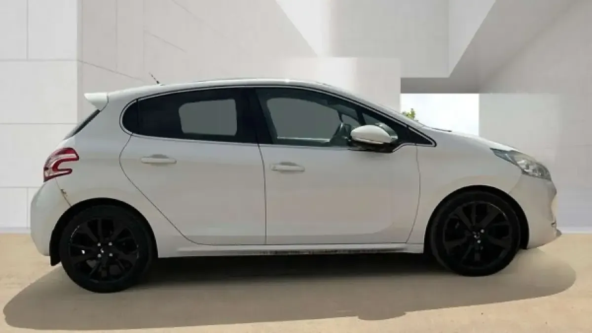 Used Peugeot 208 2014 White Hatchback