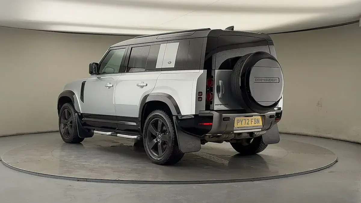 Used Land Rover Defender HSE Dynamic 250 HP (183 kW) 2022 Hakuba silver SUV