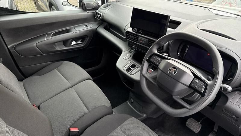 Used Vauxhall Combo 98 kW (134 HP) 2024 White MPV