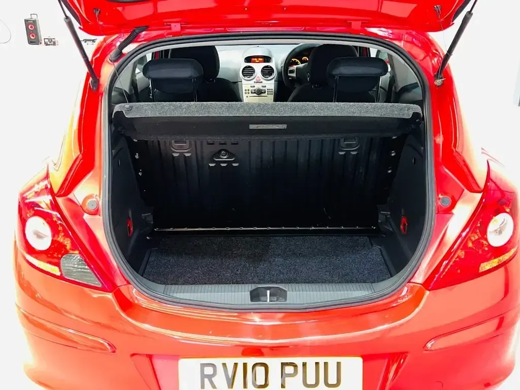 Used Vauxhall Corsa 84 HP (61 kW) 2010 Red Hatchback